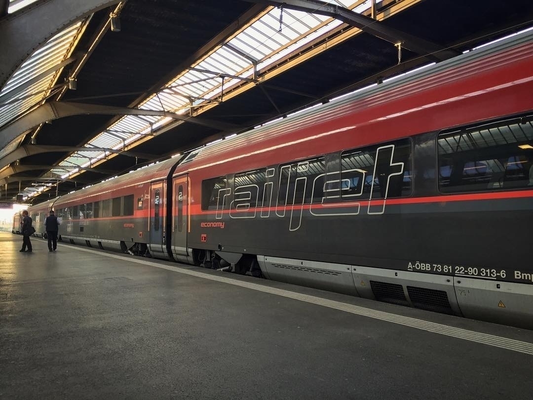 Railjet train to Innsbruck